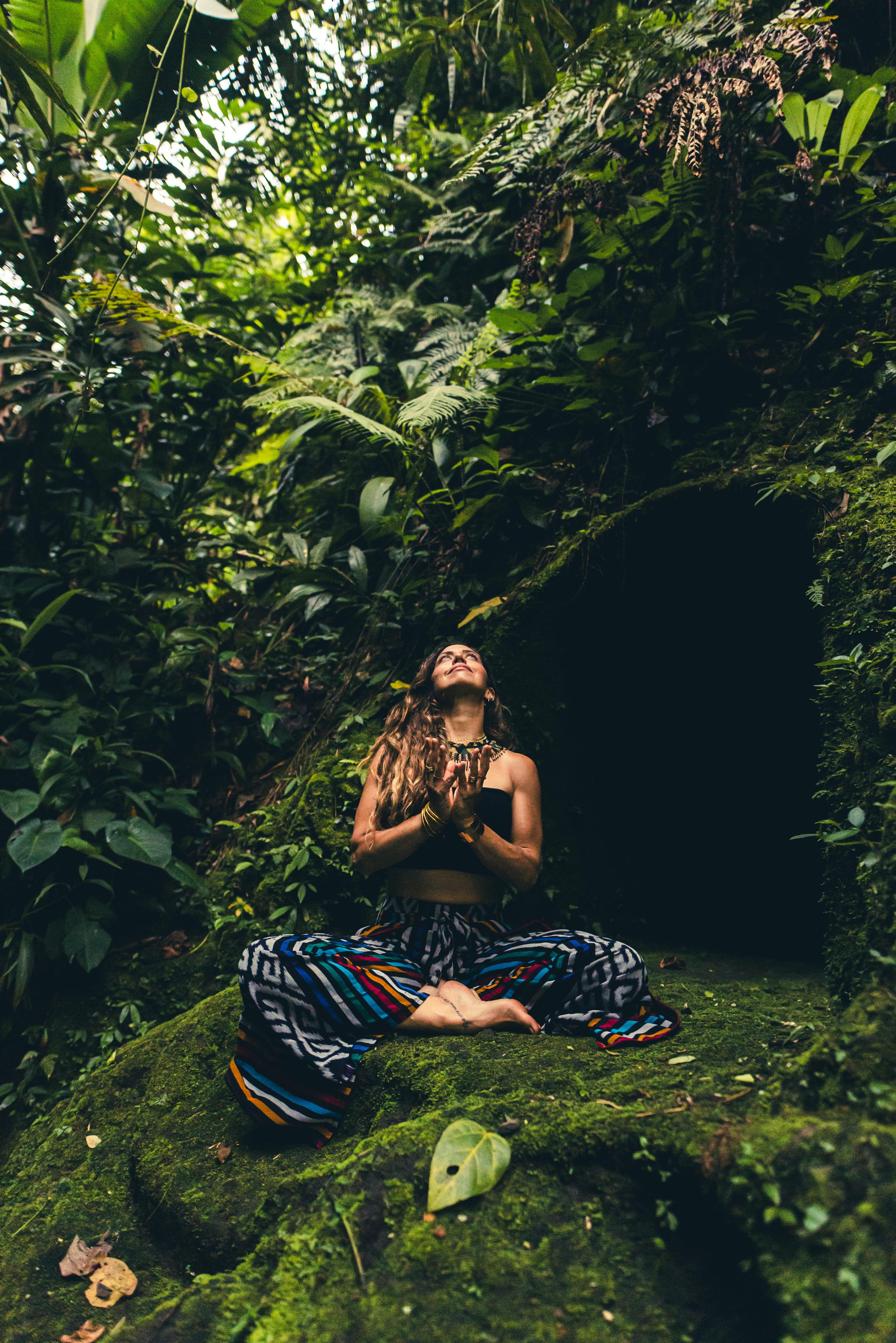 Práctica de yoga en la naturaleza